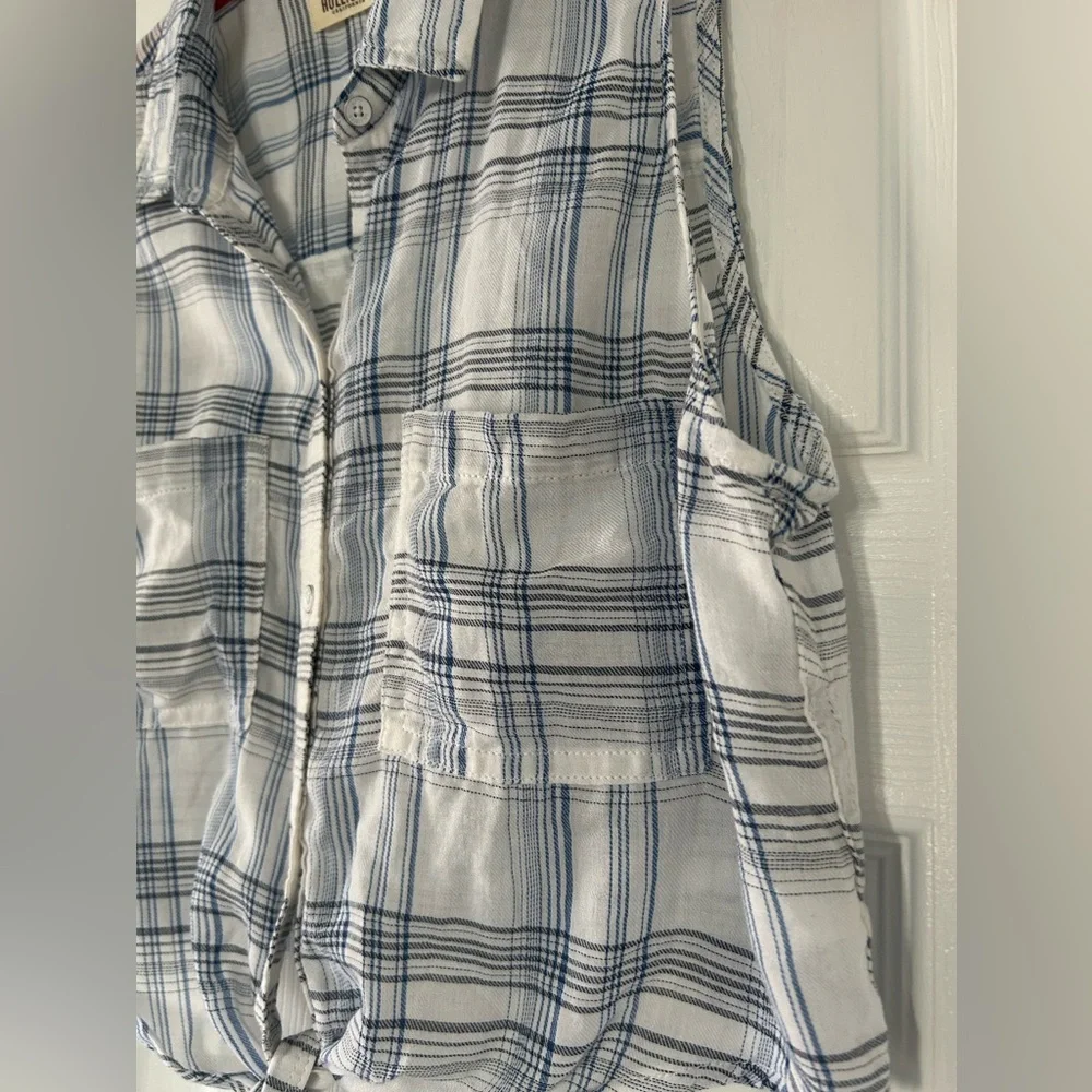 Hollister sleeveless button & tie front top - Picture 5 of 8